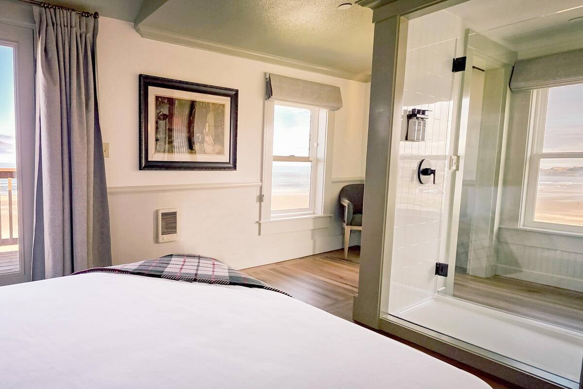 William Shakespeare - Oceanfront Queen | Egyptian cotton sheets, premium bedding, individually decorated