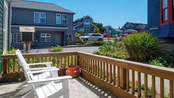 Studio, 1 King Bed, Patio, Garden View | Terrace/patio