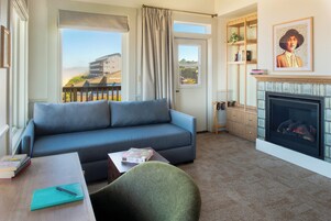 Agatha Christie - Oceanfront King | Egyptian cotton sheets, premium bedding, individually decorated