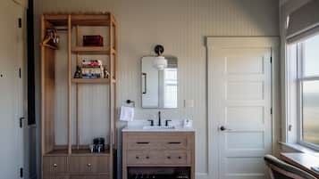 Studio, 1 King Bed, Patio, Garden View | Egyptian cotton sheets, premium bedding, individually decorated