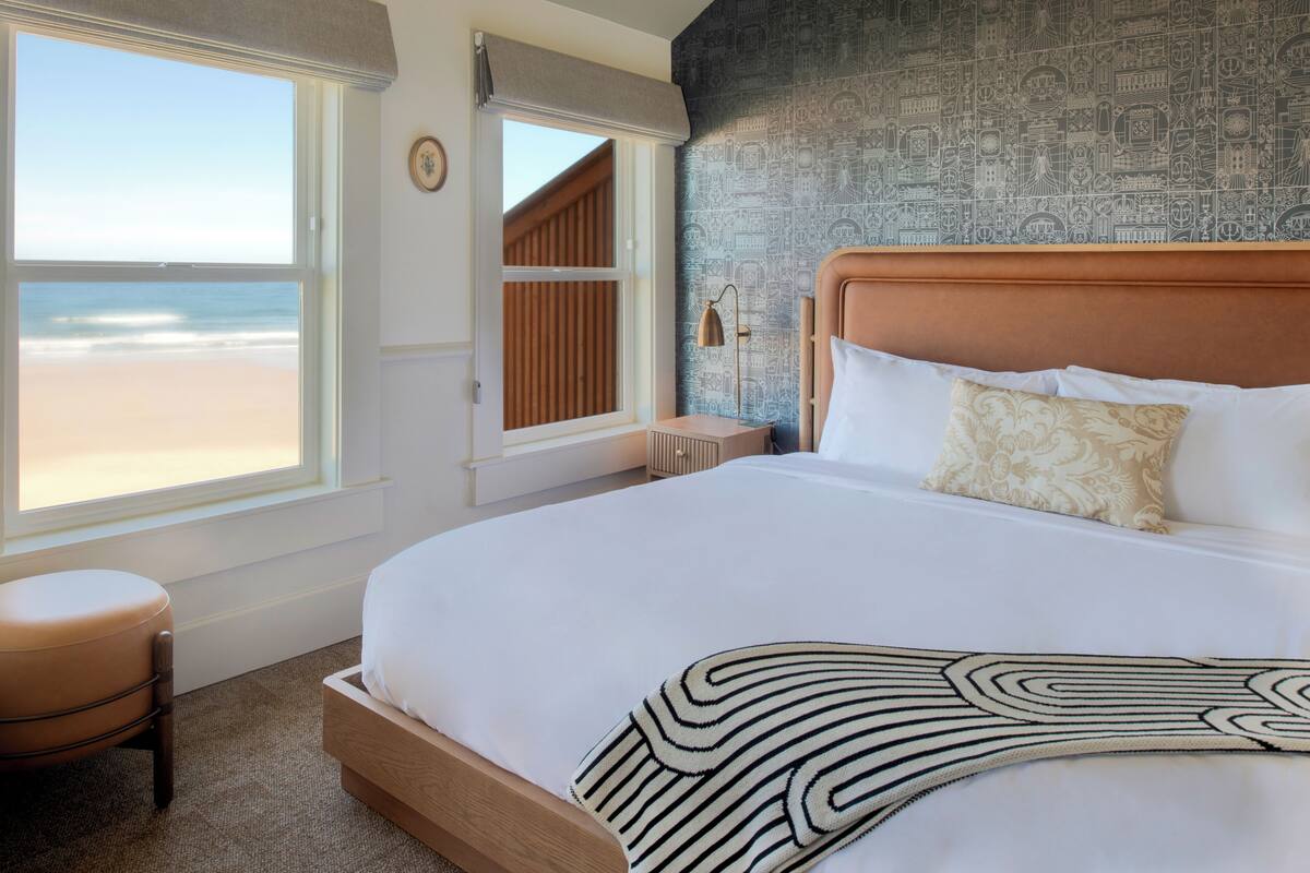 Phòng Suite, 1 giường cỡ king, lò sưởi, quang cảnh biển | Bộ trải giường bằng vải cotton Ai Cập, bộ đồ giường cao cấp 