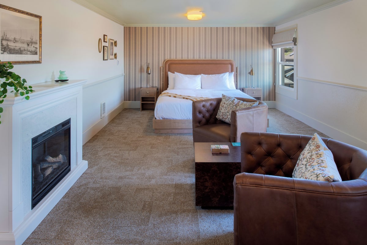 Phòng Suite Deluxe, 1 giường cỡ king, lò sưởi, quang cảnh một góc biển | Bộ trải giường bằng vải cotton Ai Cập, bộ đồ giường cao cấp 