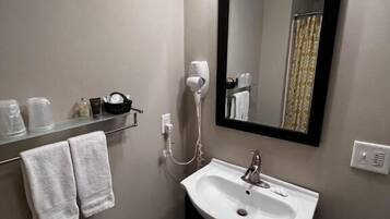 Salle de bain | Douche, sĂšche-cheveux, serviettes fournies, savon