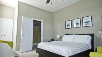 Verdunkelungsvorhänge, schallisolierte Zimmer, Bügeleisen/Bügelbrett