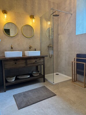 Douche, sèche-cheveux, serviettes fournies, savon