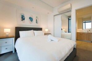 Desk, iron/ironing board, WiFi, bed sheets