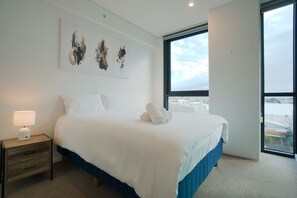 Desk, iron/ironing board, WiFi, bed sheets - Cosy Retreat - 2BR Apt with Pool, Gym, Steam&Sauna (Adelaide)