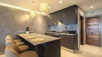 Jääkaappi, mikroaaltouuni, uuni, liesi