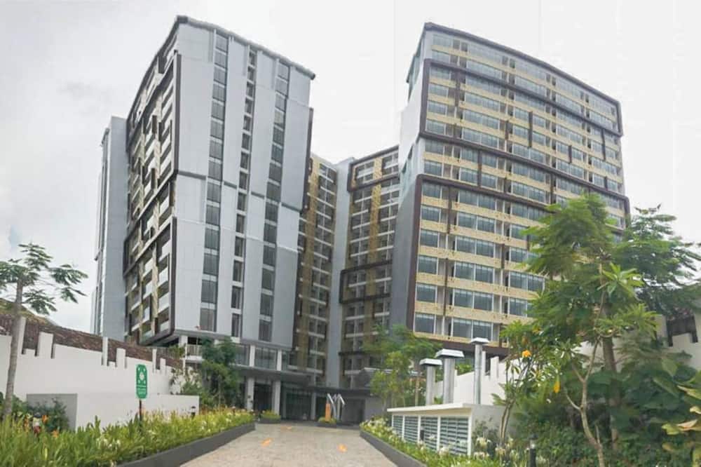 Minimalist 1Br At Patraland Amarta Apartment