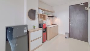 Eine moderne Küche mit Kühlschrank, Mikrowelle und Spüle.