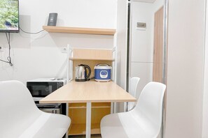 Standard-Apartment | Essbereich im Zimmer