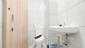 Standard Apartment | Bathroom | Shower