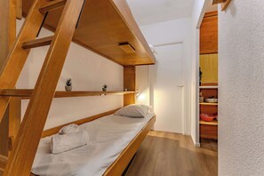 1 bedroom, WiFi, bed sheets