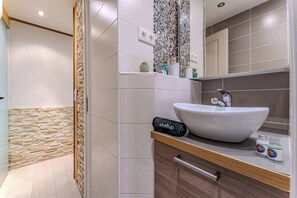 Douche, sèche-cheveux, serviettes fournies