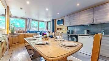 Een koelkast, een microgolfoven, een kookplaat, een vaatwasser