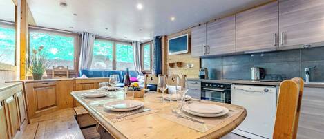 Réfrigérateur, micro-ondes, plaque de cuisson, lave-vaisselle