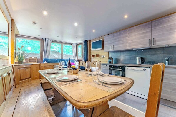 Fridge, microwave, stovetop, dishwasher - Spacious Ski-In/Out Home w/Views (Val Thorens)