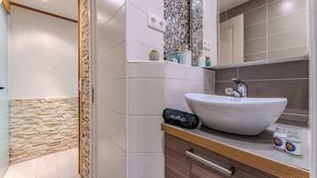 Een douche, een haardroger, handdoeken