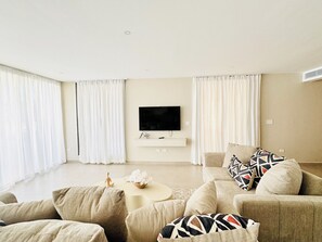 45-inch Smart TV with digital channels - Playa Palmera Ocean View Apartments (Punta Cana)