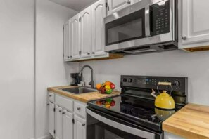 Stovetop, coffee/tea maker, cookware/dishes/utensils