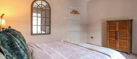 Cottage | 1 bedroom, individually decorated, individually furnished