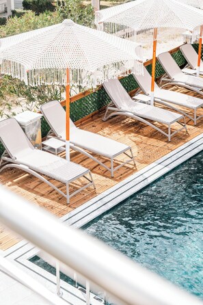 A poolside area with lounge chairs and white crocheted umbrellas. - Vila Malo (Ksamil)