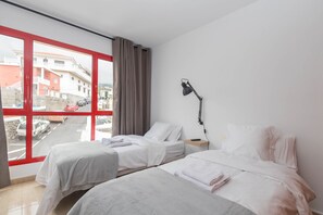 2 habitaciones, cuna de viaje, wifi gratis y ropa de cama