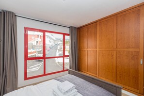 2 bedrooms, travel cot, free WiFi, bed sheets