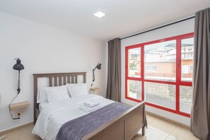 2 bedrooms, travel cot, free WiFi, bed sheets