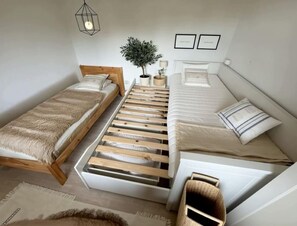 3 chambres, bureau, fer et planche à repasser, draps fournis