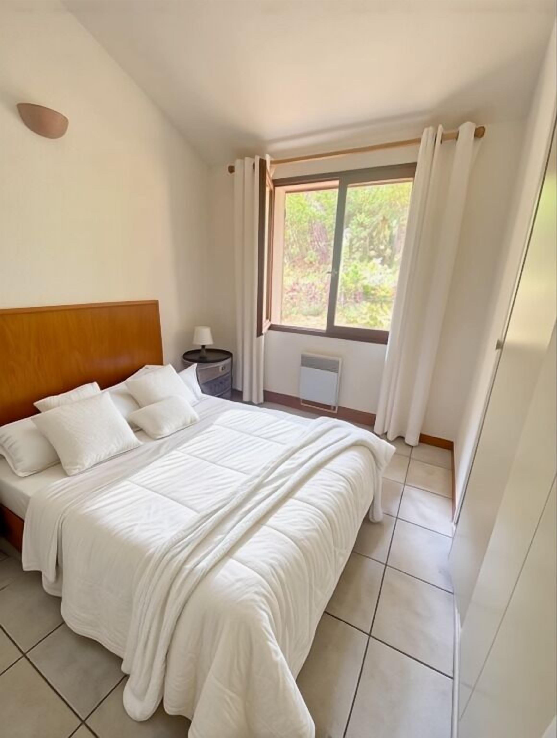 3 habitaciones, escritorio y tabla de planchar con plancha 