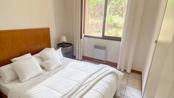 3 habitaciones, escritorio y tabla de planchar con plancha