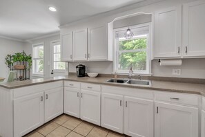 Réfrigérateur, micro-ondes, plaque de cuisson, cafetière/bouilloire