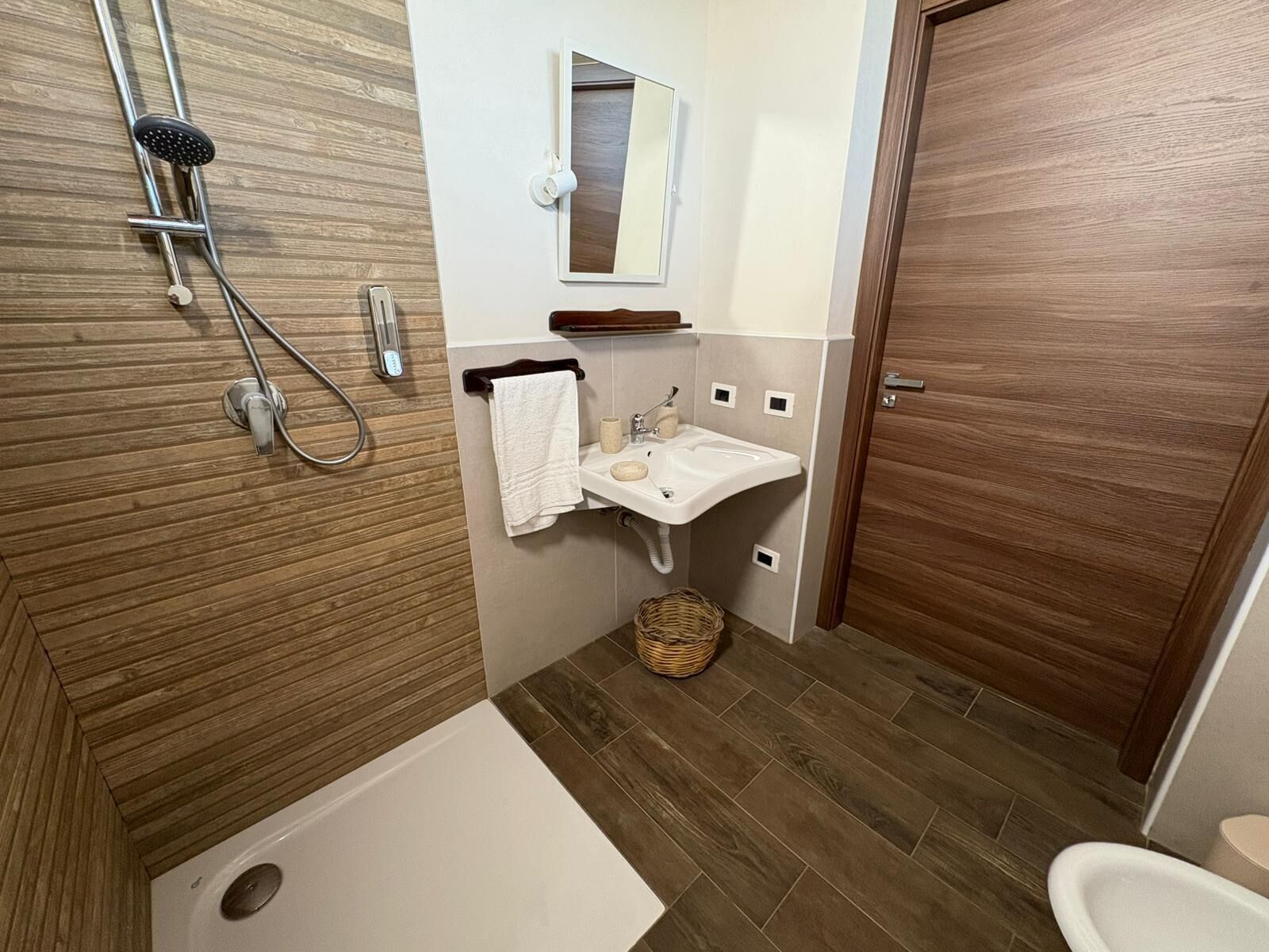 Classic-Dreibettzimmer, rollstuhlgeeignete Dusche | Badezimmer | Dusche, Haartrockner, Bidet, Handtücher