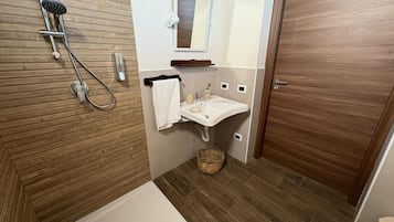 Classic-Dreibettzimmer, rollstuhlgeeignete Dusche | Badezimmer | Dusche, Haartrockner, Bidet, Handtücher