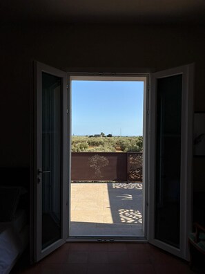 Deluxe Triple Room, Garden View | Terrace/patio - Selinunthia country house (Castelvetrano)