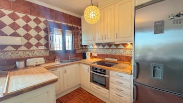 Fridge, oven, stovetop, coffee/tea maker