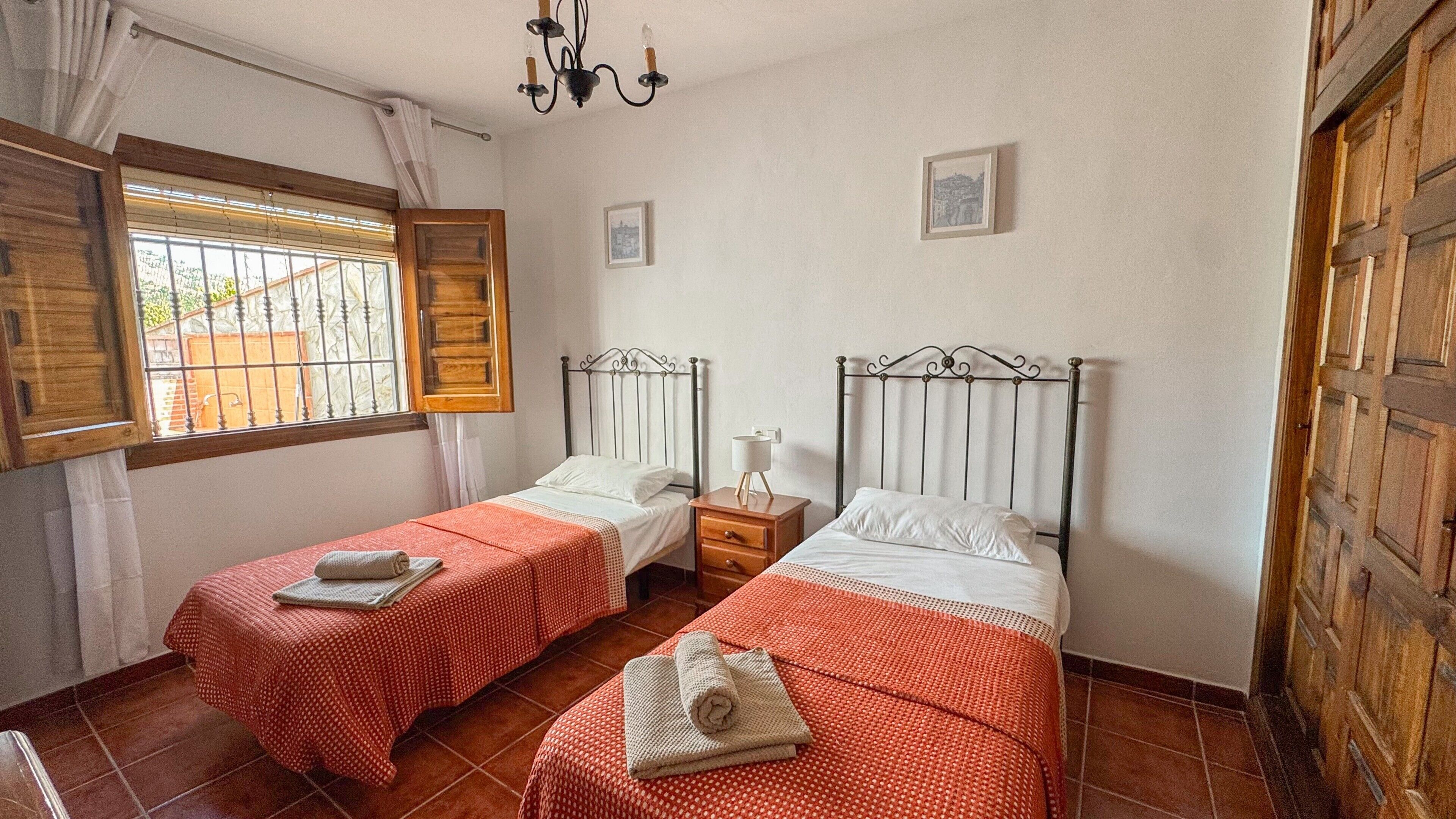 2 chambres, fer et planche à repasser, Wi-Fi, draps fournis