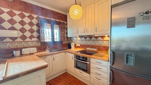 Geladeira, fogão, cooktop, cafeteira/chaleira