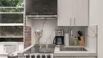 Kühlschrank, Mikrowelle, Ofen, Kochgeschirr/Geschirr/Besteck