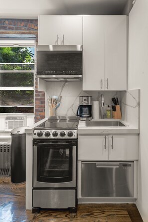 Réfrigérateur, micro-ondes, four