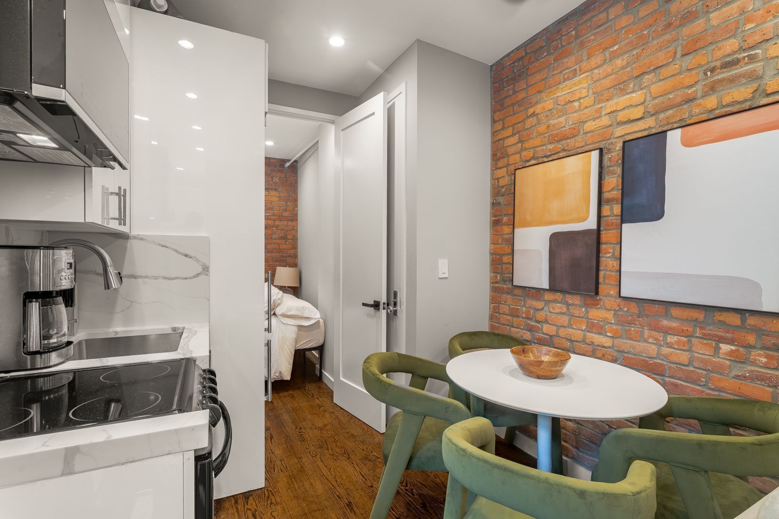 Réfrigérateur, four à micro-ondes, un four, vaisselle et ustensiles