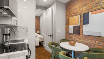 Kühlschrank, Mikrowelle, Ofen, Kochgeschirr/Geschirr/Besteck