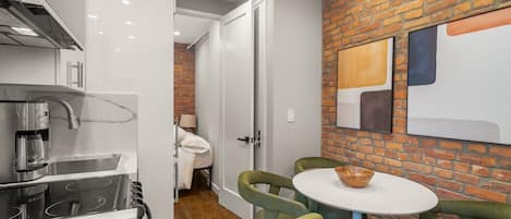 Réfrigérateur, four à micro-ondes, un four, vaisselle et ustensiles