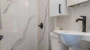 Dusche, Haartrockner, Handtücher, Seife