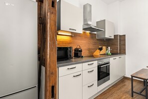 Kühlschrank, Mikrowelle, Ofen, Herdplatte