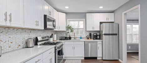 Kühlschrank, Mikrowelle, Ofen, Geschirrspüler