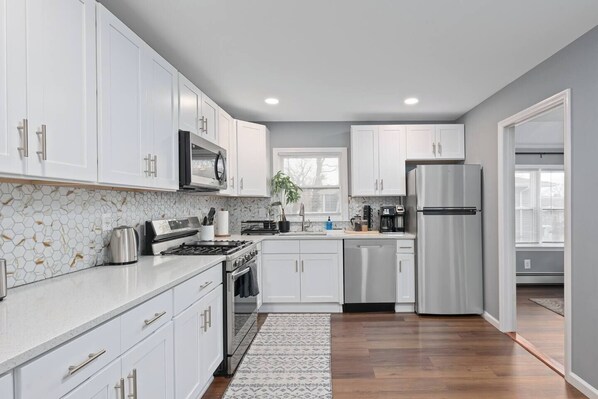 Kühlschrank, Mikrowelle, Ofen, Geschirrspüler