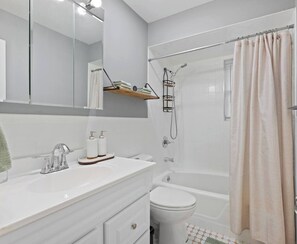 Hair dryer, towels, toilet paper - Cozy Home, 17 min from NYC, 2 Parking Spaces (Ridgefield Park)