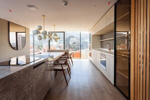 Microwave, stovetop, coffee/tea maker, electric kettle - Master suite private tub+spapool in clubhouse (Bogotá)